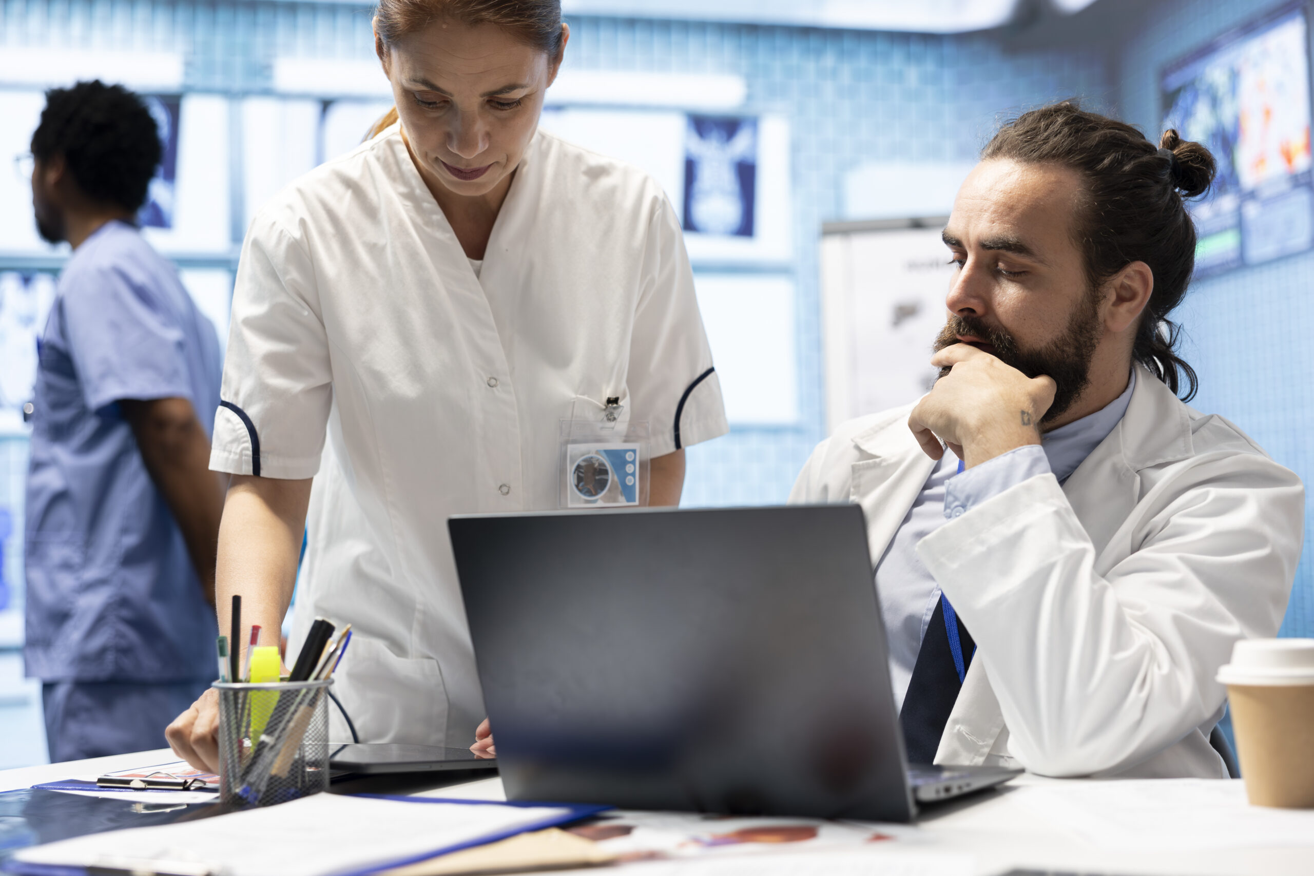 el personal medico colabora en los procedimientos de diagnostico y los planes de tratamiento