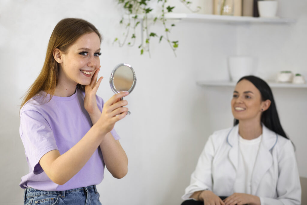 mujeres sonrientes de tiro medio en el salon